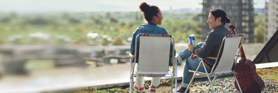 Amigos hablando y bebiendo en el techo