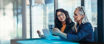 妇女看纸张优化