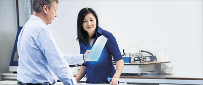 男女持有Tetra Pak板