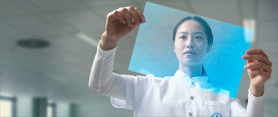 实验室女操作员