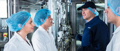 3个正在聆听的工厂员工