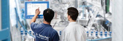 两个人看屏幕打包厂