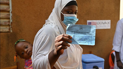 Kvinna med COVID-19 bevis