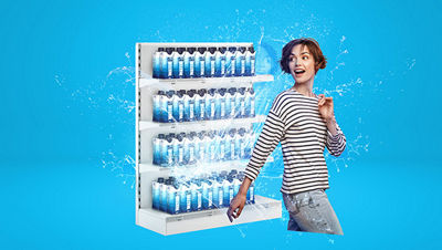 Su rafının önünde duran kadın