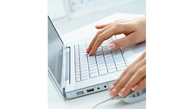 Bilgisayar kullanan kız