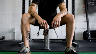 un hombre sosteniendo una bebida brüst