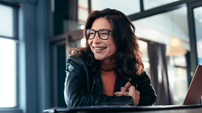 戴眼镜的女人在办公室笑