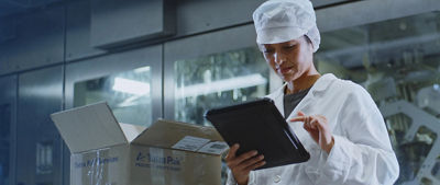 工厂里用小桶的女人