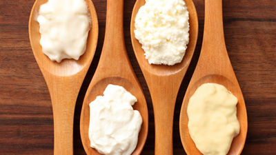 Cucchiai di legno con formaggio morbido e formaggio spalmabile
