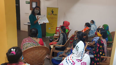 Femme donnant un guide