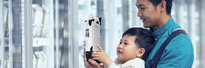 Un homme et un bébé avec des emballages en carton