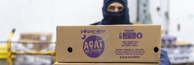 operador da PolpaNorte carregando caixa de produtos de açaí