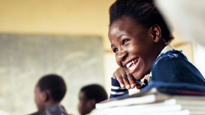 Criança sorrindo na escola