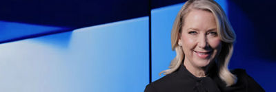 Sarışın kadın, mavi arka plan