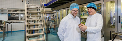 Jasper Bringsken and operator in front of filling machine