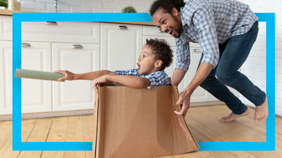 男孩和爸爸玩蓝边框