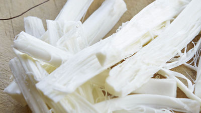 formaggio a pasta filata su un piatto