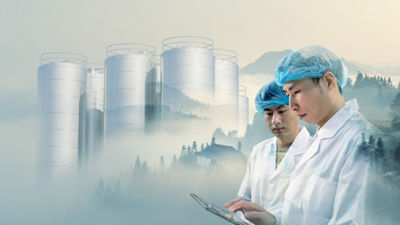 Depolama tanklarının bulunduğu bir orman, dağlar ve operatörler