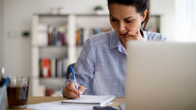 Femme travaillant, rédigeant des notes