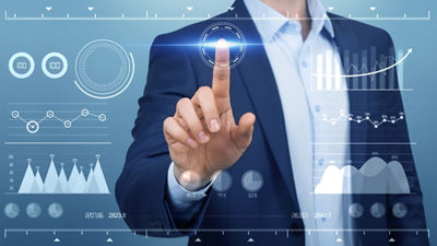 Camın üzerinde grafik ve tablolar, camın arkasında duran adam