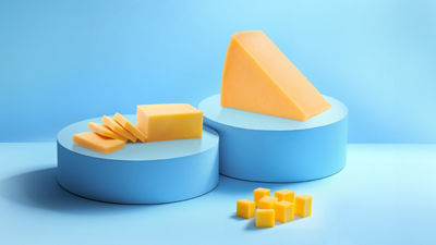 queso cheddar sobre una mesa de madera