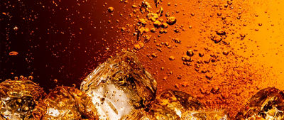 Sparkling soft drink with ice