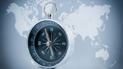 Bússola sobre um mapa-múndi