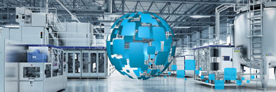 Planta con equipo de procesamiento, máquina de llenado y elementos visuales