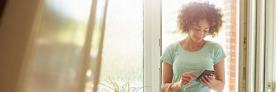 Mujer con su teléfono