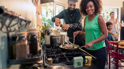 Couple en train de cuisiner