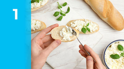 Queso cottage sobre baguette