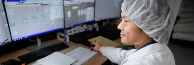 Homme dans une salle de contrôle de cottage cheese