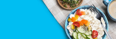 queso cottage y verduras en un tazón