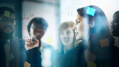 Des personnes en réunion créative, post-its