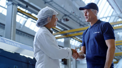 Customer and Tetra Pak operator shaking hands