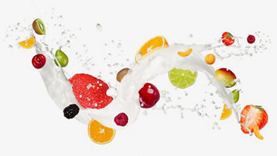 新鲜果和牛奶喷