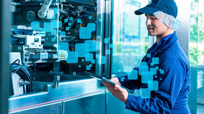 Opérateur avec un iPad à une machine