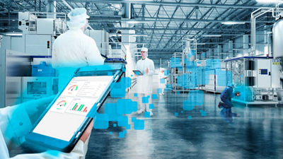 Operador con una tableta, soluciones digitales de planta