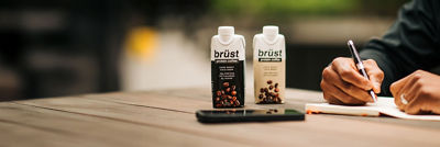 Bebidas de brüst sobre una mesa