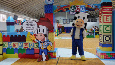 Okul eko fuarında inek maskotu