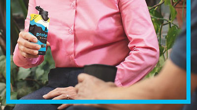 一个人正在习练瑜伽