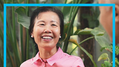 鲜花盛开的树木和一位正在习练瑜伽的女士