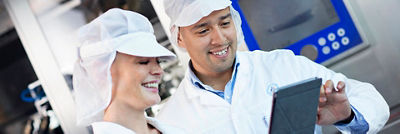 Empleados trabajando con