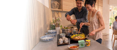 Cặp đôi nấu ăn trong bếp