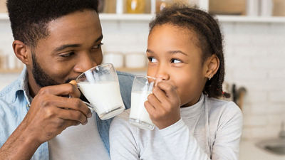 父女喝牛奶