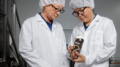 Food experts with RTD coffee in Tetra Top carton