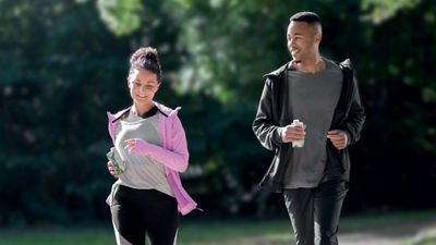 Pareja corriendo con envases de Tetra Pak