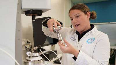 Food expert in PDC lab