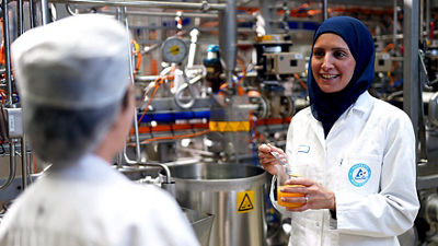 Spécialistes alimentaires dans un centre de développement des produits en train de tester des produits