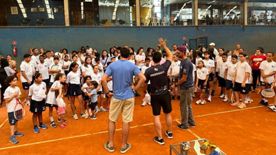 Professores do Instituto Próxima Geração interagem com dezenas de crianças uniformizadas durante atividade esportiva no ginásio de Monte Mor (SP), dentro do projeto social apoiado pela Tetra Pak que promove inclusão por meio do tênis.
